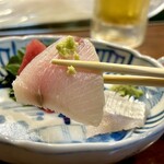 どぜう・四季料理 やぶや - 氷見の寒鰤♡
      養殖ブリとなにが違うってそのすごい弾力！めっちゃ身が引き締まっているのに甘い脂がたっぷり乗って、その脂も口の中に残らずスッと消えます(*´ω`*)