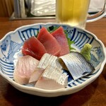 どぜう・四季料理 やぶや - お刺身盛り合わせ（値段不明）
      今日はなんと！氷見の寒鰤！！(*≧∀≦*)なんて贅沢な♫
      そして駿河湾のヒラアジ、愛知沖のコハダ、バチマグロの赤身と中トロです♡