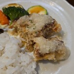 キッチン ブルー グローブ - 残り少ないハンバーグをカット