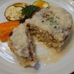 キッチン ブルー グローブ - ハンバーグをカット