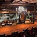 茶館きっかわ 嘉門亭 - 大きなテーブルと輝かしいシャンデリア