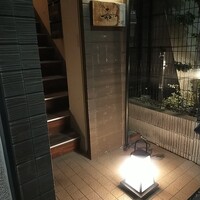 焼鳥 嘉とう - 入口。路面に面していて、階段で2階にあがります。