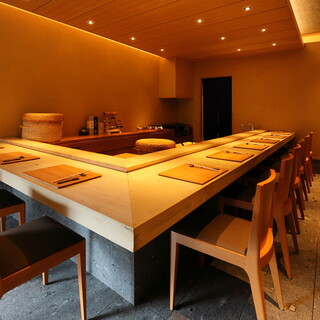 肩ひじ張らずに楽しむカウンターの鮨