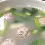 Ryu U Mon - 肉団子スープ　800円　あっさりとしたスープの中に食べやすいサイズの肉団子。肉には下味が付いているが、スープと一緒に食べてもひつこくない様に工夫された肉団子です。 (2～3人前)
      