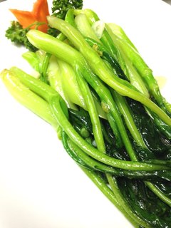 Ryu U Mon - カイランの塩炒め880円　中国の野菜でクセも無く栄養化が高い事から高級中華料理店のみで出されていました。シンプルに塩で炒める事でアッサリと上品な大人の料理です。(季節料理につき食材が入りにくい為確認をお願いします。)
                        