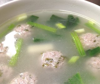 Ryu U Mon - 肉団子スープ　800円　あっさりとしたスープの中に食べやすいサイズの肉団子。肉には下味が付いているが、スープと一緒に食べてもひつこくない様に工夫された肉団子です。 (2～3人前)
                        