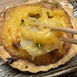 鮨 冨味 - 大ぶりのホタテが3個乗ってます。