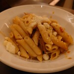 アマーク ド パラディ 寒梅館  - 鶏ひき肉とゴボウのトマト煮込みパスタのショートパスタ“ペンネ”で