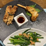 ロータスパレス - ニラのガーリック炒め、鶏肉のライム葉焼き、レモングラス串の海老すり身揚げ