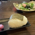 焼きもの家 慶 - お尻っぽいおにぎりwww。カブの甘酢漬けが美味しかった