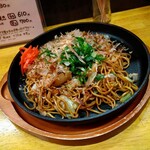 翁 - 熱々な鉄板に載ったホルソバ（ホルモン焼きそば）