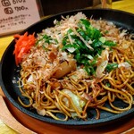 翁 鳥取駅前店 - 何だろ…ソース焼きそばに牛パイプがミックスされた様なホルソバ…不思議だけど旨かった（笑）