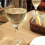 フィッシャーマンズマーケットオイスターバー - 「ハッピーアワーセット」の白ワイン（グラス）