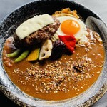 米沢牛ステーキ ハンバーグ専門店Always - 贅沢な味わいの至福の一皿！
料理人がじっくりと仕込んだ奥深いコクのある欧風ビーフカレー。じっくり煮込まれた山形牛はとろけるほど柔らかく、旨みが凝縮されています。
さらに、米沢牛100%のチーズハンバーグを贅沢にトッピング！とろ～りチーズとジューシーな肉汁がカレーと絡み合い、極上の味わいに。
彩り豊かな揚げ野菜ととろとろの目玉焼きも添えて、最後の一口まで楽しめる贅沢な一皿に仕上げました。