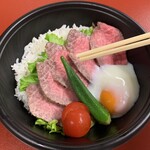 黒毛和牛もも肉のローストビーフ丼
