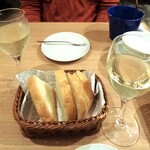 フィッシャーマンズマーケットオイスターバー - 「ハッピーアワーセット」の白ワイン（グラス）＆ お通しの「フォカッチャ」