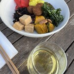 RHC CAFE - ヴィーガンライスボール　１６５０円（税込）、グラスワイン白　９００円（税込）