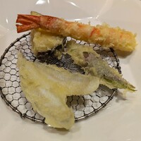 川崎 鮨 よこ田 - 海老とサツマイモとキスと茗荷の天ぷら
