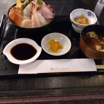お食事処 多七 - 海鮮丼。