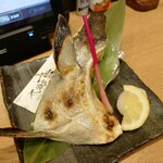すし酒家 一歩 - ブリカマ焼きは見事な焼き加減で、ヒレも美しい！
      こんなに綺麗に焼けるのも技術の賜物ですね。