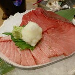 すし酒家 一歩 - 事前予約した断面刺し！
                                本日お連れした知人にも大好評でした(⁠ʃ⁠ƪ⁠＾⁠3⁠＾⁠）
                                喜んで貰えて良かった〜♪
                                白子ポン酢のお鍋で煮て食べても美味しいですよとスタッフさんから教えて頂きました。