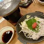 すし酒家 一歩 - 白子ポン酢は旅館風のいろり鍋コンロセットと共に提供されます。
      そのままでも美味しいけど、少し温めるとホワホワで一度で二度楽しめます。