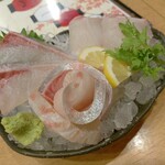 すし酒家 一歩 - 真鯛とカンパチ刺し。
                                両方共新鮮で、カンパチは脂が乗っていてブリブリ！
                                真鯛は初日に食べたやつ程ではありませんが、十分満足のいくレベルでした。
                                厚めに切ってくれました♪
