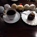 シティーライト - ノアール（左）ノアケーキ。（右）とすみっコ達。