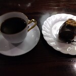 シティーライト - ノアール（左）ノアケーキ。（右）