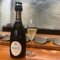 馳走西健一 - シャンパーニュ・ブリス・エリ
                      ターシュNV（シャンパーニュ、フランス）
                      葡萄品種：ピノ・ノワール 70%、シャルドネ 30% リザーブワイン35%混合