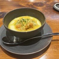 馳走西健一 - 胴丸蟹（ドウマンガニ）の身＆内子載せフラン