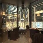 mood board - 店内。窓の外は年末の街路樹ライティング