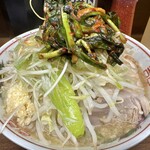 ラーメン二郎 - 小ぶた（1,120円）＋ネギ（150円）＋ニラキムチ（120円）、ニンニクコール