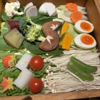 鹿児島華蓮 銀座店 - 肉と一緒にセイロ蒸しすることで、肉の旨み（油）が野菜にも染み込む事で野菜も美味しくいただけます