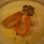 横浜ロイヤルパークホテル - たらば蟹のムースリーヌを詰めたすずきのルーロ Rougeに輝いたひめじのポワレと柑橘風味の天使の海老 きの子のグラタンがのったホーレン草のプディング