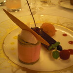 横浜ロイヤルパークホテル - ショコラとグリオットのデセール チェリーブラッサムのイマージュ オレンジ風味のStrawberryソースと香り豊かな野ばらのシャーベットを添えて