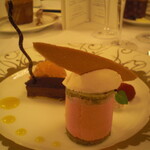 横浜ロイヤルパークホテル - ショコラとグリオットのデセール チェリーブラッサムのイマージュ オレンジ風味のStrawberryソースと香り豊かな野ばらのシャーベットを添えて