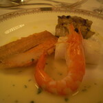 横浜ロイヤルパークホテル - たらば蟹のムースリーヌを詰めたすずきのルーロ Rougeに輝いたひめじのポワレと柑橘風味の天使の海老 きの子のグラタンがのったホーレン草のプディング