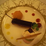 横浜ロイヤルパークホテル - ショコラとグリオットのデセール チェリーブラッサムのイマージュ オレンジ風味のStrawberryソースと香り豊かな野ばらのシャーベットを添えて