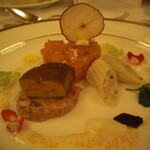 横浜ロイヤルパークホテル - ホタテのレムラード カネロニ仕立てにガラスの林檎を添えて花びら舞うフォアグラとパテメゾンのミルフィーユ