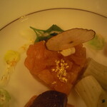 横浜ロイヤルパークホテル - ホタテのレムラード カネロニ仕立てにガラスの林檎を添えて花びら舞うフォアグラとパテメゾンのミルフィーユ