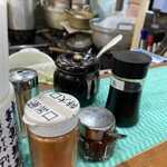 麺処 盛盛 - カウンターに配置された調味料類
