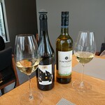 フィエルテ - 左）白ワイン・フランス G.P.S.2023と右）ノンアルコールワイン・ベルギー ヴィンテス・シャルドネ