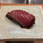 初音鮨 - 漬けの戻りカツオ