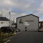 フィエルテ - 通りから見た店舗が入居する建物