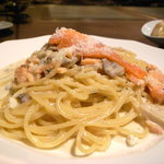 カメレオン - サーモンと茸のクリームソース