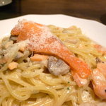 カメレオン - サーモンと茸のクリームソース