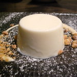 カメレオン - レモン風味のパンナコッタさつまいものソース