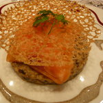 コーダリー - ポーチドエッグをサーモンで包んだものにそば粉のガレットを乗せて