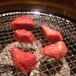 焼肉問屋 牛蔵 - ヒレを焼く